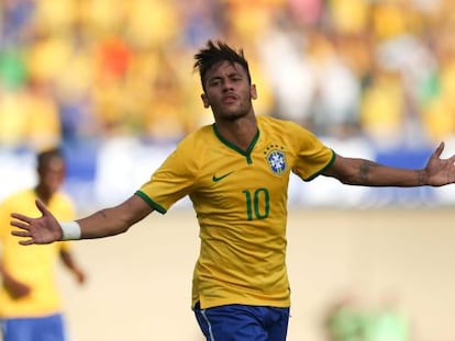 Neymar comemora o seu gol no Serra Dourada.