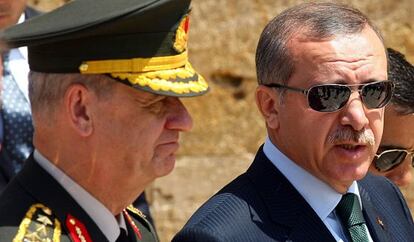 El general Basbug y el primer ministro turco Erdogan, en agosto de 2010. 
