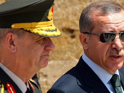 El general Basbug y el primer ministro turco Erdogan, en agosto de 2010.