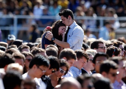 Unas 15.000 personas asistieron al homenaje por las víctimas del ataque ocurrido el viernes en la localidad universitaria de Isla Vista (Santa Bárbara, California) y exigieron a los políticos que lleven a cabo las medidas necesarias para evitar una sola muerte más de ese tipo.