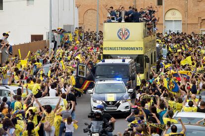 El autobús de los jugadores del Villarreal reciben el cariño de los aficionados en la calles de la ciudad. EFE