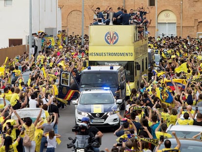 El autobús de los jugadores del Villarreal reciben el cariño de los aficionados en la calles de la ciudad. EFE