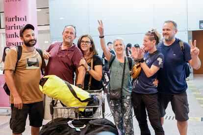 Parte del grupo de turistas españoles atrapados en Etiopía tras llegar este lunes al aeropuerto Josep Tarradellas de Barcelona.
