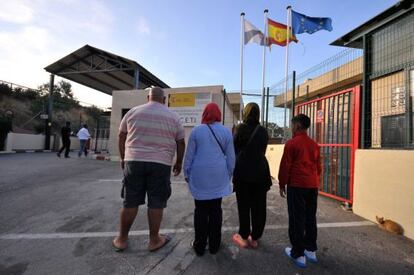 La familia Alissi frente a la puerta del Centro de Estancia Temporal de Inmigrantes de Ceuta.