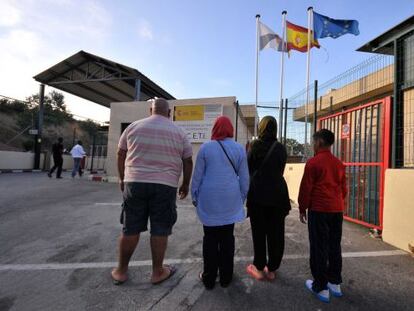 La familia Alissi frente a la puerta del Centro de Estancia Temporal de Inmigrantes de Ceuta.