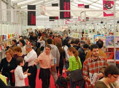 Algunos asistentes a la primera Setmana del Llibre celebrada en Sant Cugat, el mes de marzo pasado.