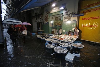 Un puesto de venta de pescado fresco en N&aacute;poles (Italia).