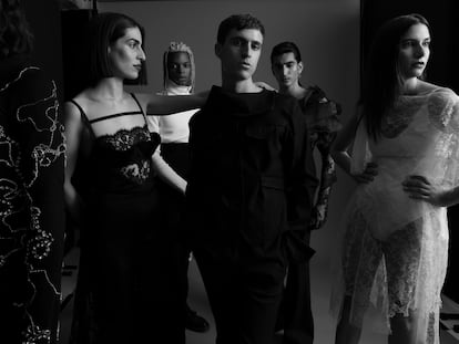Arturo Obegero posa junto a la estilista Andrea Orejas, la productora Caroline Lefrere, el director de bordados Thibault Martin y los modelos Brinal Shetty e Isaac Taylor.