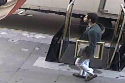 Las cámaras de las calles de San Francisco grabaron al ladrón llevando el cuadro en la mano.