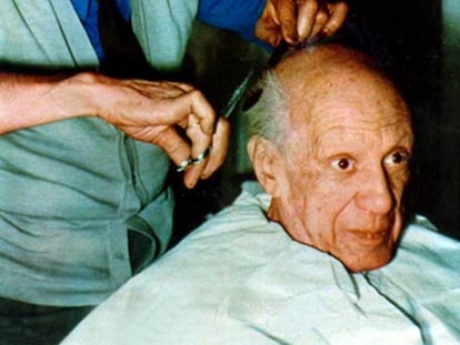 Eugenio Arias cortándole el pelo a Pablo Picasso.