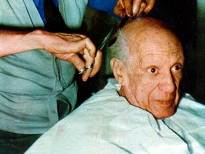 Eugenio Arias cortándole el pelo a Pablo Picasso.