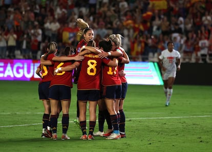 Las jugadoras de la selección española celebran el primer gol del partido. 