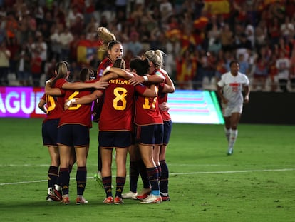 Las jugadoras de la selección celebran uno de los goles marcados a Suiza.