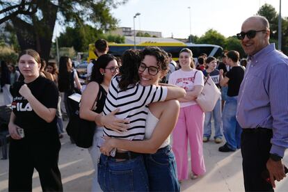 Unos padres se despiden de su hija antes de los exámenes en el campus del Espinardo de Murcia.