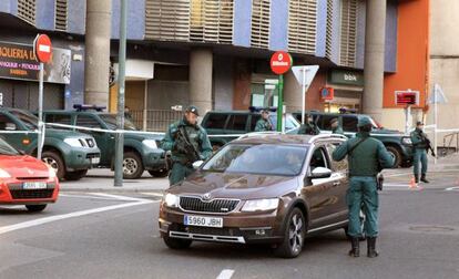 Agentes de la Guardia civil durante la operacón llevada a cabo en Bilbao.