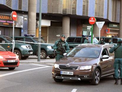 Agentes de la Guardia civil durante la operacón llevada a cabo en Bilbao.