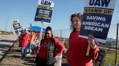 Dos trabajadoras protestan en el exterior de la fábrica de Jeep en Ohio, propiedad de Stellantis.