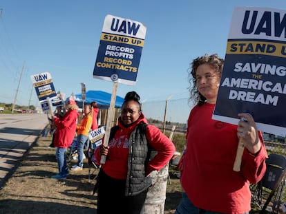 Dos trabajadoras protestan en el exterior de la fábrica de Jeep en Ohio, propiedad de Stellantis.