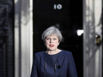 Theresa May, ayer ante el n&uacute;mero 10 de Downing Street, convocando elecciones anticipadas.