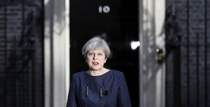 Theresa May, ayer ante el n&uacute;mero 10 de Downing Street, convocando elecciones anticipadas.