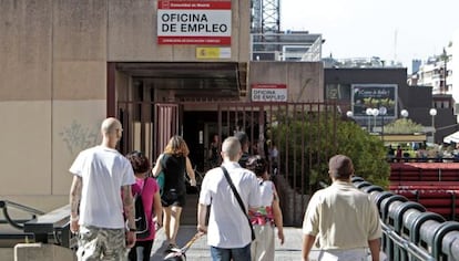 Varias personas se dirigen hacia la oficina de empleo de Azca en Madrid. 