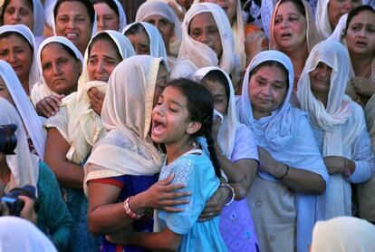 Una niña se lamenta cuando los restos mortales de su padre, un soldado indio, son llevados a su casa en la localidad de Burn, a unos 28 kilómetros de Jammu (India).