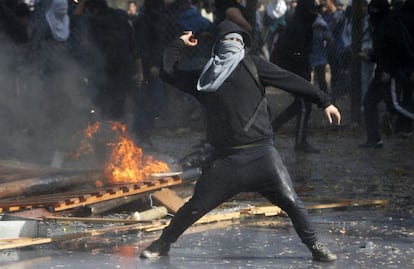 Mascarado durante protesto em Santiago.