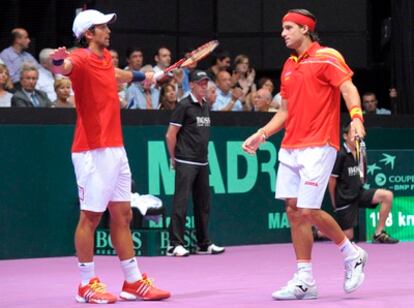 Verdasco y Feliciano López, durante un partido de dobles de la Copa Davis.