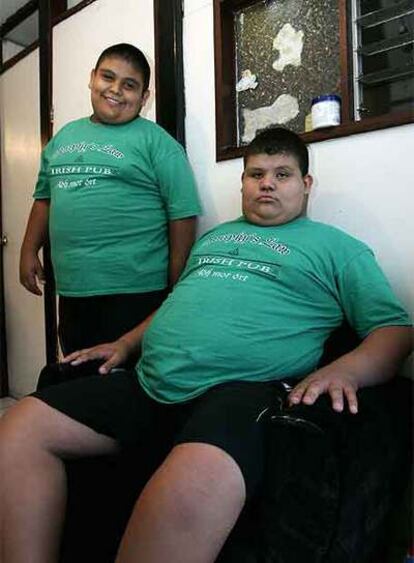 Jean Carlo (de pie) y Jean Paul Ramírez, de 11 años y más de 125 kilos.