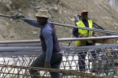 Trabajadores inmigrantes de una subcontrata en un proyecto de construcción en Bilbao.