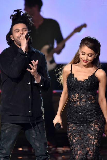 Ariana Grande actuó con The Weeknd para interpretar su tema Love me harder