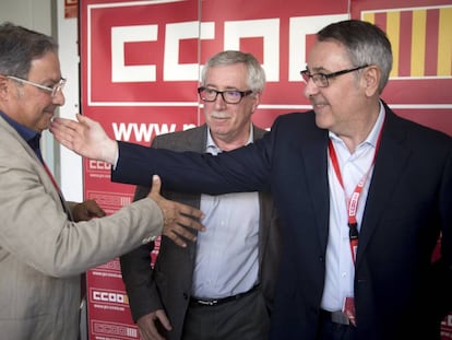 El actual secretario general CCOO-PV, Paco Molina saluda a Arturo Le&oacute;n. Al fondo, Ignacio Fern&aacute;ndez Toxo.