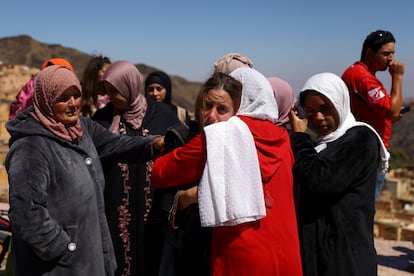Una mujer consuela a su hija tras el terremoto, en la ciudad marroquí de Mulai Brahim.