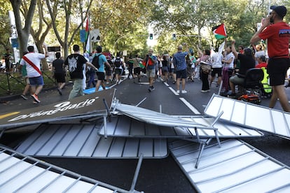 Vallas tiradas al suelo en el Paseo del Prado.