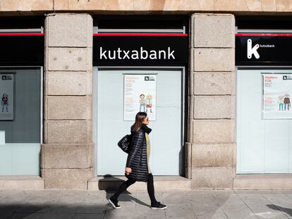 Kutxabank cuenta con 700 oficinas.