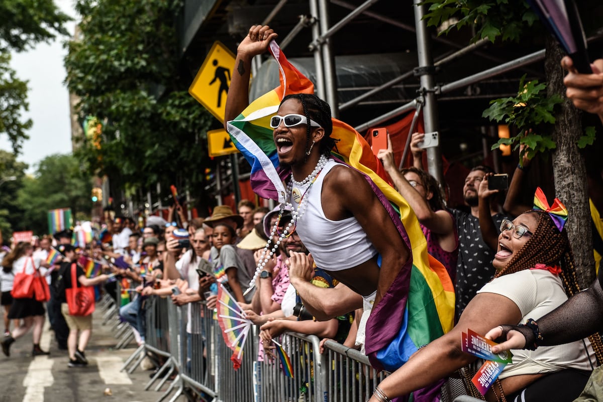 LGBTQ+ Pride revelers flash feathers and flags in the streets from New York  to San Francisco | U.S. | EL PAÍS English