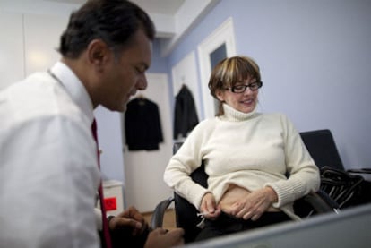 Una mujer se inyecta HCG en una consulta estadounidense.