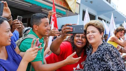 Dilma tira foto com uma eleitora em Nova Iguaçu (RJ) no dia 20.