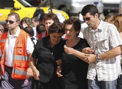 Josefa Segovia (tercera por la izquierda), en el entierro de su cuñada y su nieta en La Fregeneda.