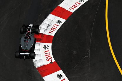 El piloto francés Romain Grosjean conduciendo su monoplaza del equipo Haas-Ferrari.