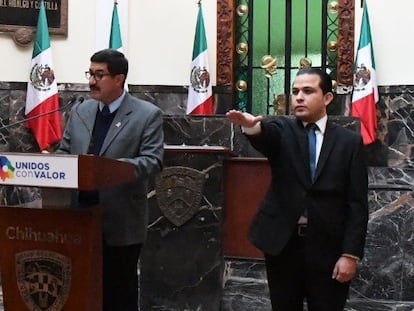 A la derecha, el exfiscal Francisco González Arredondo cuando juramentaba por su antiguo cargo.