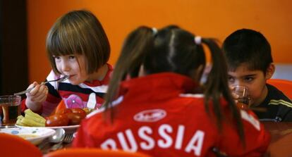 Niños huérfanos comen en el centro de menores donde viven en Rostov (Rusia).