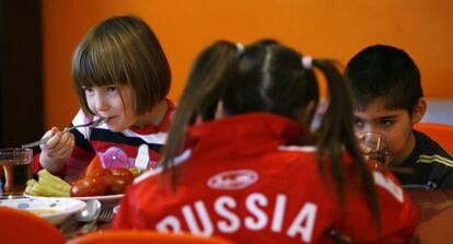 Ni&ntilde;os hu&eacute;rfanos comen en el centro de menores donde viven en Rostov (Rusia).