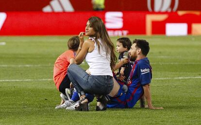 Messi, con su pareja y sus hijos tras ganar la Copa del Rey.