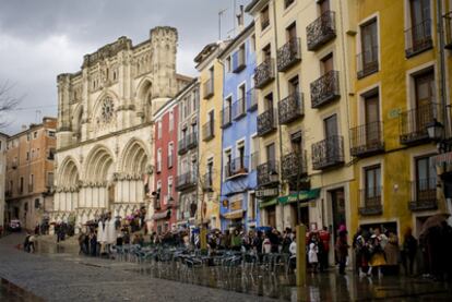 Edificios y la catedral, en la plaza Mayor de Cuenca