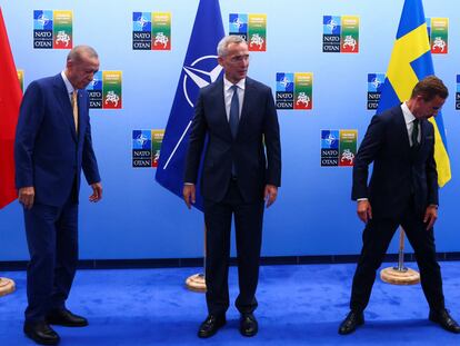 Desde la izquierda Erdogan, Stoltenberg y Kristersson, en Lituania este lunes.