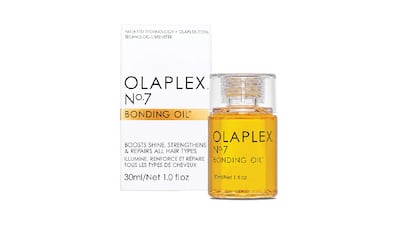 El aceite No. 7 es un producto perfecto para hidratar el pelo teñido. OLAPLEX.