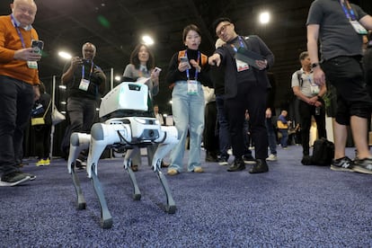 Un perro robot ARII (robot autónomo para inspecciones industriales) en el 'stand' de Scanbotics.