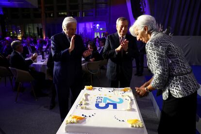 La presidenta del BCE, Christine Lagarde, y sus predecesores, Mario Draghi y Jean-Claude Trichet, cortando una tarta durante la celebración del 25º aniversario del banco. REUTERS/Kai Pfaffenbach/Pool