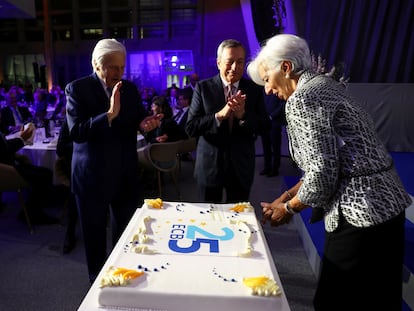 La presidenta del BCE, Christine Lagarde, y sus predecesores, Mario Draghi y Jean-Claude Trichet, cortando una tarta durante la celebración del 25º aniversario del banco. REUTERS/Kai Pfaffenbach/Pool